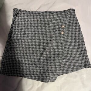 Woman’s skirt/shorts